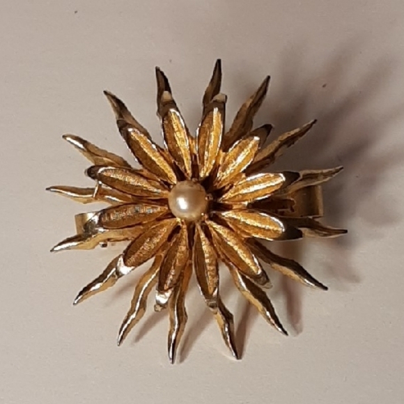 Jewelry - 1950's Vintage Goldtone Sunburst Brooch with Pearl Accent & a Hinged Clip